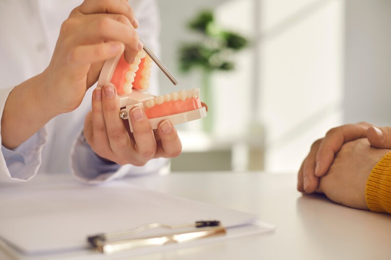 Arztkonsultation vor Einsatz eines Zahnimplantats Arztkonsultation vor Einsatz eines Zahnimplantats